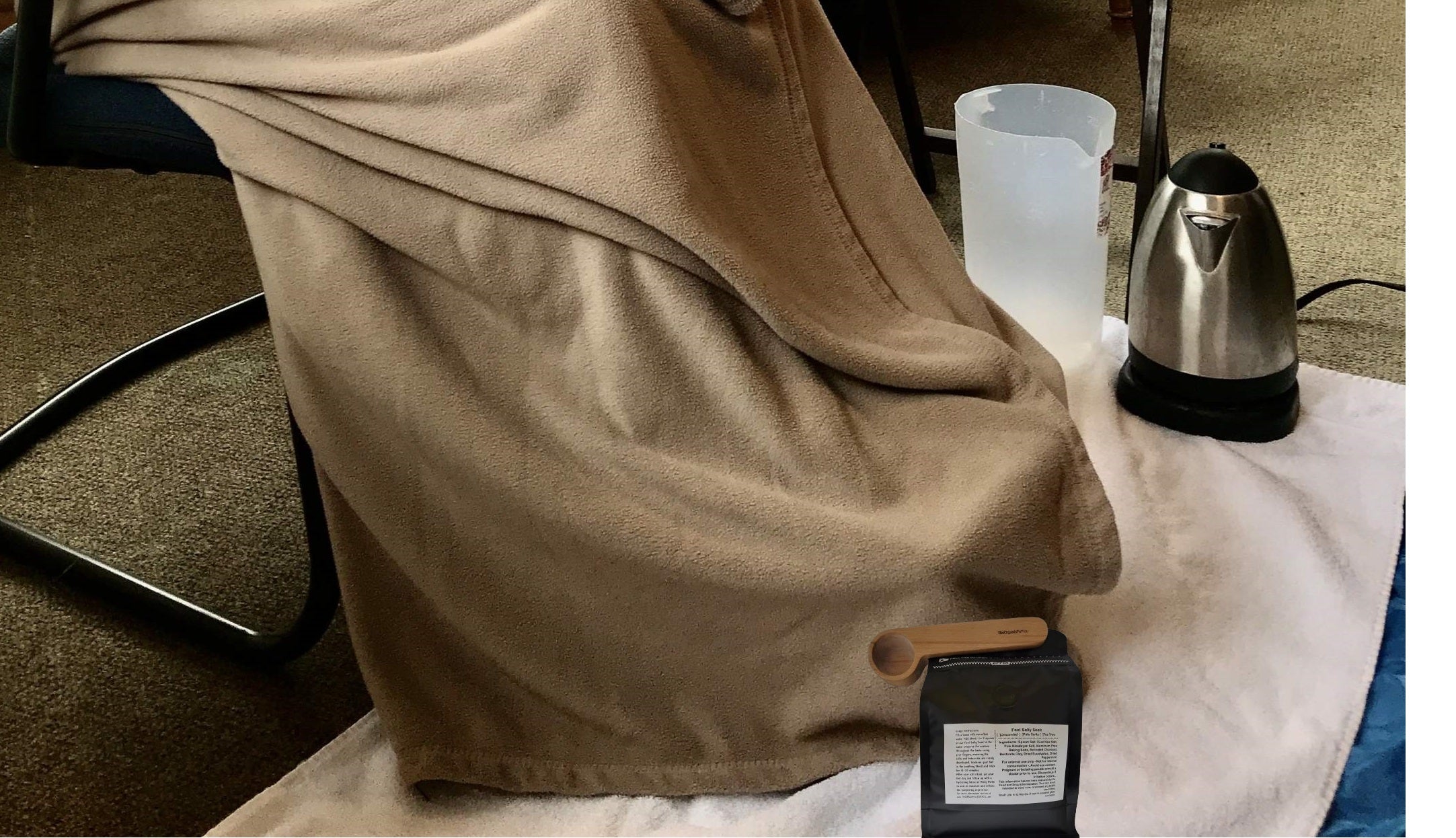 1. Wash your feet every day 2. Those with a history of bleeding should follow the doctor's advice 3. Do not soak your feet during menstruation and pregnancy 4. Do not soak your feet within 30 minutes before and after meals 5. This product cannot replace drugs 6. Dont spend too much time in three groups 7. People with foot injury and inflammation should not soak their feet 8.15-20 minutes is appropriate