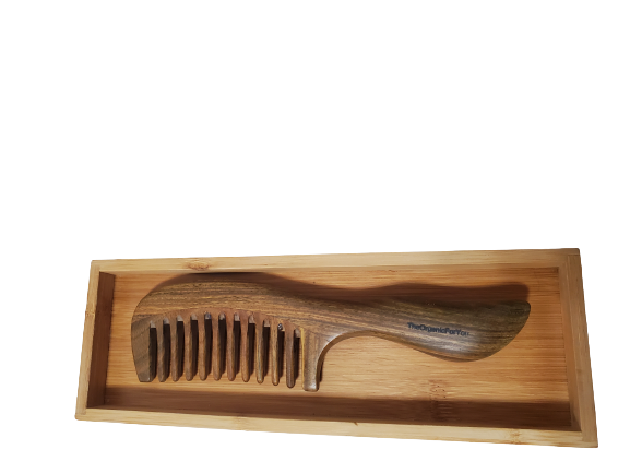 Made of fine green sandalwood, carefully polished, handmade, and connected by a unique riveting technique. There is no excess wood chips, and the comb is smooth and not tied.