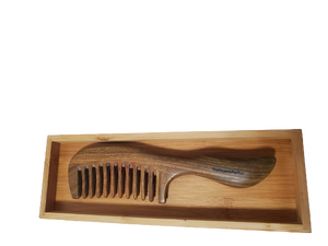 Made of fine green sandalwood, carefully polished, handmade, and connected by a unique riveting technique. There is no excess wood chips, and the comb is smooth and not tied.