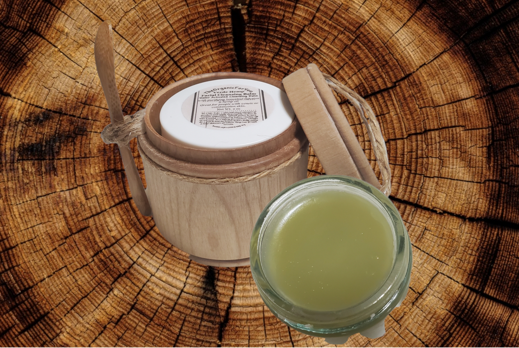 comes in wooden pot with spoon and lid